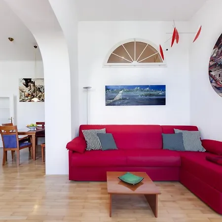 Comfy Two Bedroom Apartment *